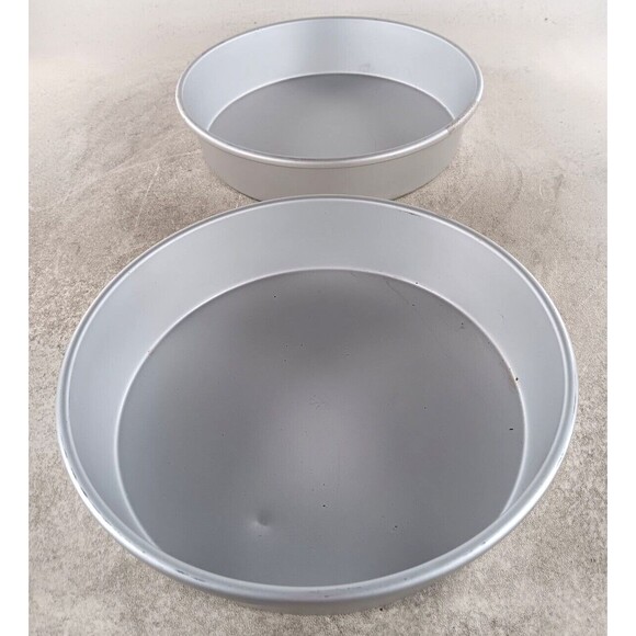 Wilton 9" x 2" Round Aluminum Cake Pans Set of 2 - Picture 1 of 4